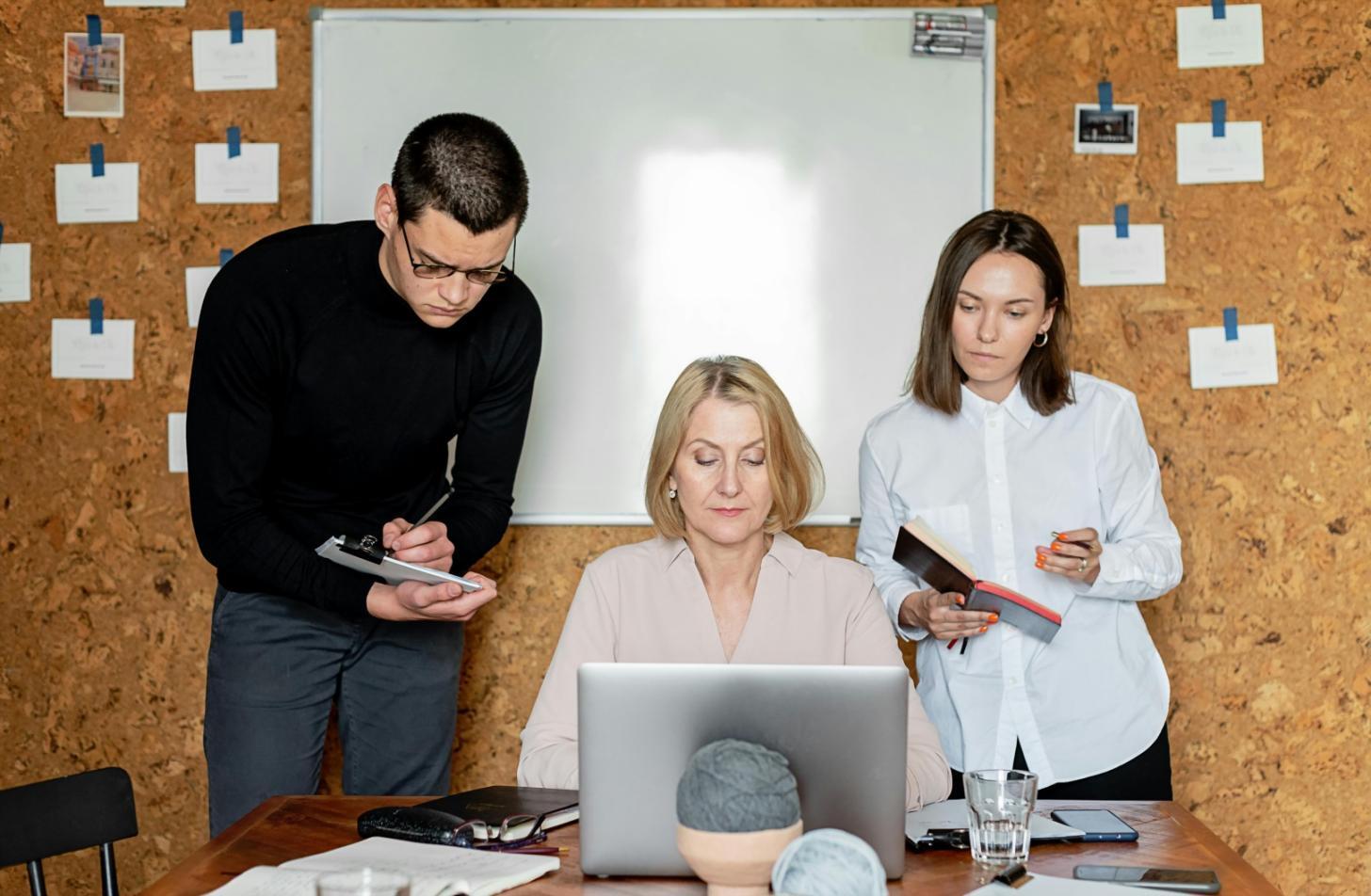 Estudiantes internacionales trabajando en equipo durante una sesión de desarrollo personal