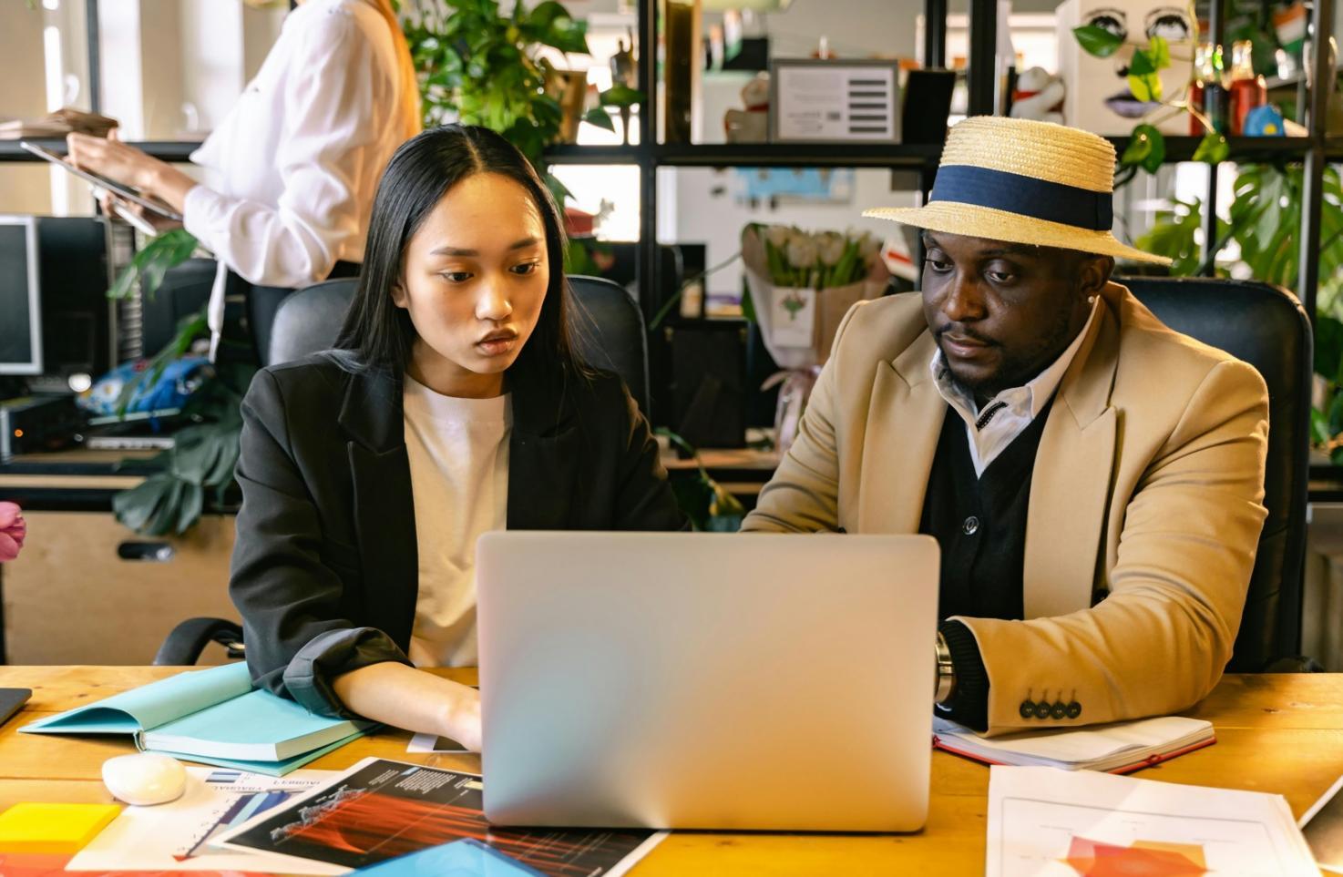 Equipo colaborando en sesión de trabajo grupal