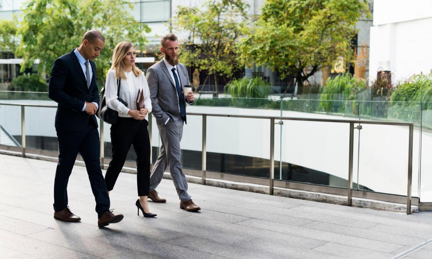 Equipo colaborando en proceso de transformación organizacional